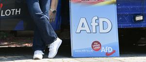 Wahlplakate stehen vor Beginn einer Wahlkampfveranstaltung der AfD in Sachsen-Anhalt neben der Bühne.