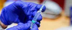 Das Mädchen erhielt den Impfstoff von Biontech. (Symbolbild)