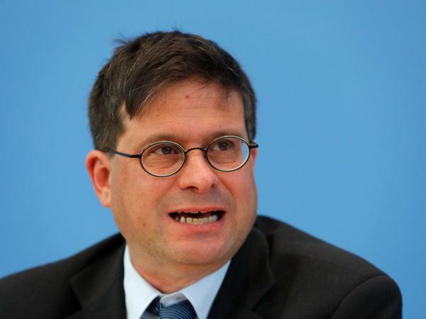 Ein Porträtbild von Gideon Botsch im Gespräch.