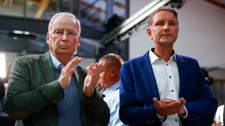 Die Männer der nationalen Sache: Alexander Gauland ( links) und Björn Höcke (rechts) am Abend der Landtagswahl in Sachsen-Anhalt am Sonntag.