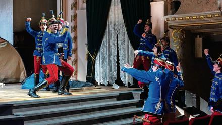 Hurrapatriotismus und Rüschengardinen: Szene aus dem Finale des 2. Akt. 