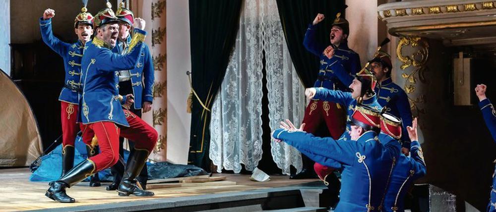 Hurrapatriotismus und Rüschengardinen: Szene aus dem Finale des 2. Akt. 