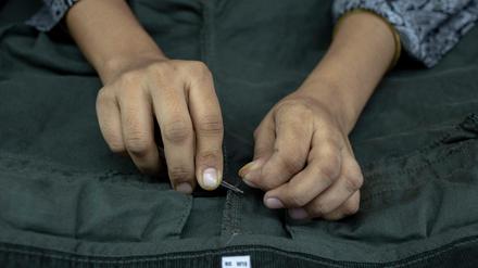 Arbeit in einer Textilfabrik in Bangladesch (Archivbild)