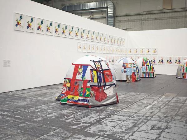 Symbole für das Territoriale und das Nomadische. Lucy + Jorge Ortas Installation aus Zelten und Flaggen.