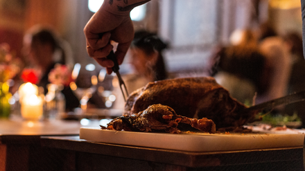 Der Gänsebraten gehört für viele in die Weihnachtszeit. Berlin Cuisine verschickt das Fleisch fertig zubereitet. Kunden dürfen dann die Beilagen kochen. 