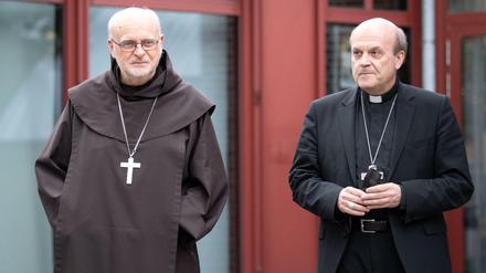 Die Apostolischen Visitatoren Anders Arborelius (l) und Hans van den Hende stehen vor dem Maternushaus. 