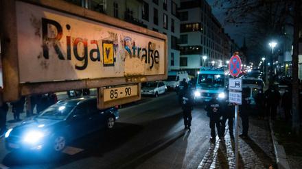 Polizisten bei einem Einsatz in der Rigaer Straße. (Archivbild)