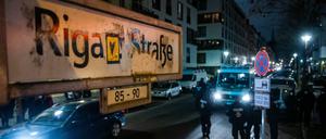 Polizisten bei einem Einsatz in der Rigaer Straße. (Archivbild)