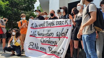 Auch am Mittwoch wird vor dem Gorillas-Lagerhaus in der Prenzlauer Allee protestiert. "Keine Probezeit mehr" steht als eine Forderung auf dem Plakat der Demonstranten.