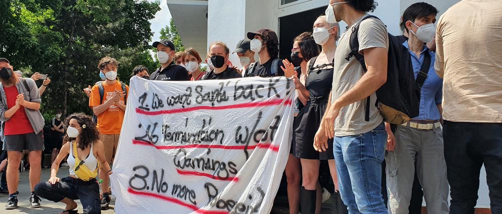 Auch am Mittwoch wird vor dem Gorillas-Lagerhaus in der Prenzlauer Allee protestiert. "Keine Probezeit mehr" steht als eine Forderung auf dem Plakat der Demonstranten.