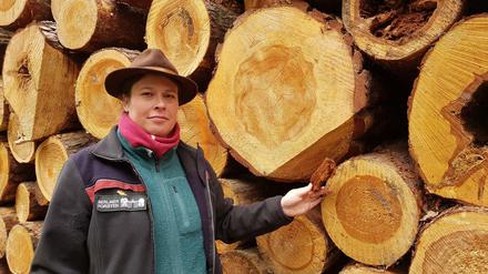 Die Grünauer Revierförsterin Ulrike Lucas vor geschlagenem Kiefernholz im Bohnsdorfer Wald.