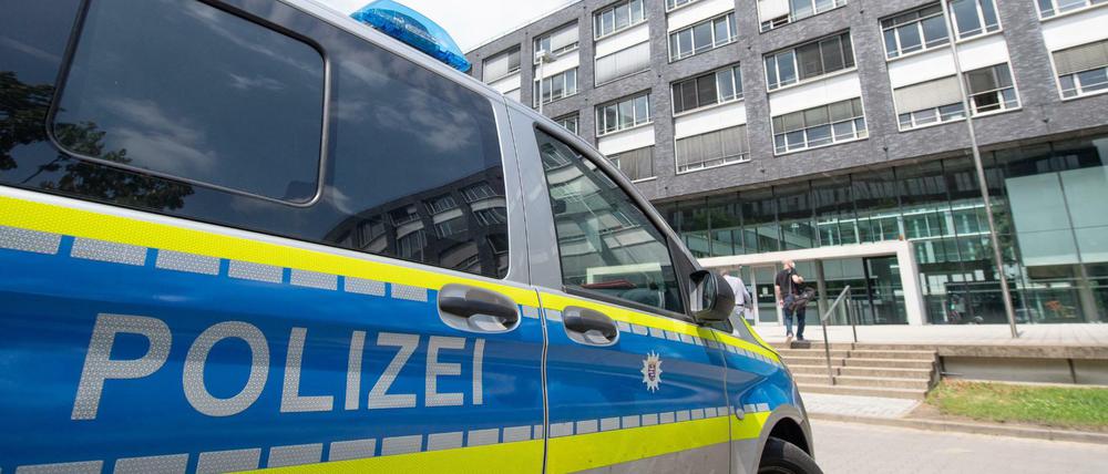 Ein Polizeiwagen steht vor dem Polizeipräsidium Frankfurt.