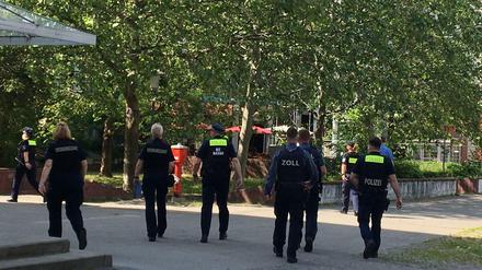 Mitarbeiter von Zoll, Polizei und Ordnungsamt bei den Kontrollen in der City West.