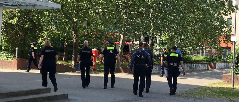Mitarbeiter von Zoll, Polizei und Ordnungsamt bei den Kontrollen in der City West.