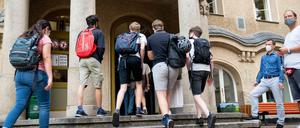 Schüler betreten am ersten Tag nach den Sommerferien den Eingang zum Rheingau Gymnasium in Berlin. In Brandenburg starten am Montag wieder alle Schüler im Präsenzunterricht.