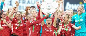 Simone Laudehr (vorne links) beendet ihre Karriere mit dem Gewinn der Meisterschaft.