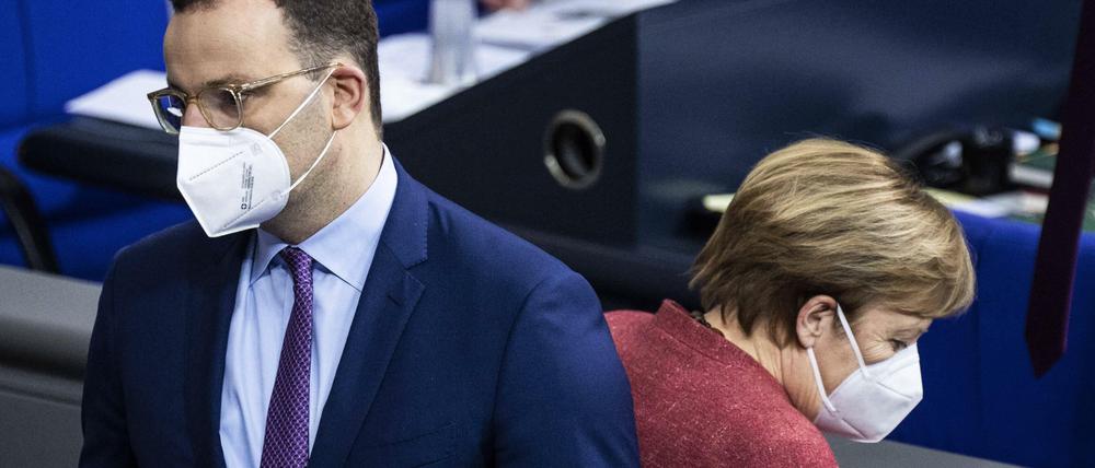 Rücken an Rücken: Kanzlerin Angela Merkel verteidigt Gesundheitsminister Jens Spahn.