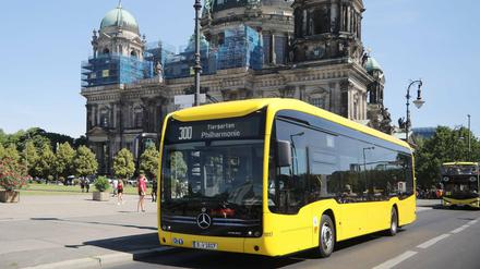Ein Elektrobus der Linie 300 fährt am Berliner Dom vorbei.