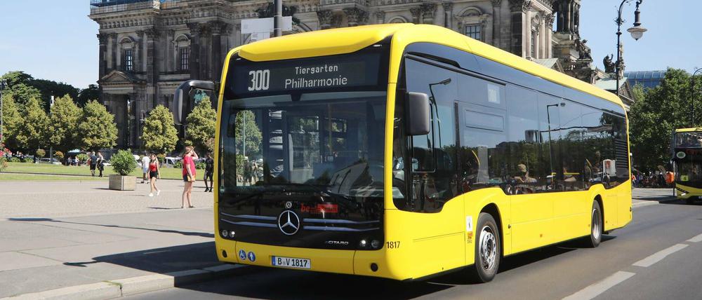Elektrobus der Linie 300 vor dem Berliner Dom. (Archivbild)