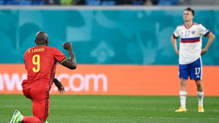 Vor Anpfiff knieten die Belgier nieder, das russische Team hingegen blieb stehen.