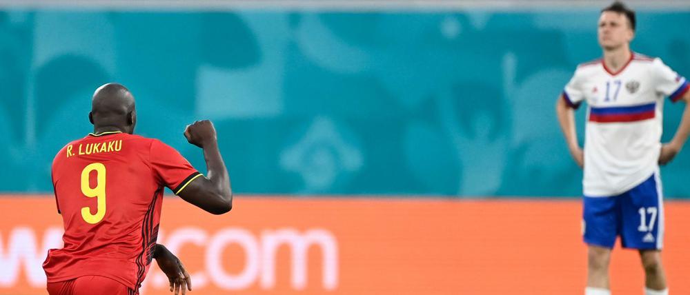 Vor Anpfiff knieten die Belgier nieder, das russische Team hingegen blieb stehen.