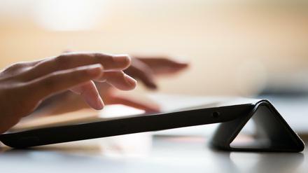 Berlin beschafft tausende Tablets und stattet seine Lehrerinnen und Lehrer damit aus. Außerdem erhalten alle Lehrkräfte eine sichere dienstliche E-Mail-Adresse. (Symbolbild)