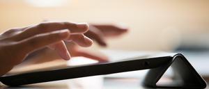 Berlin beschafft tausende Tablets und stattet seine Lehrerinnen und Lehrer damit aus. Außerdem erhalten alle Lehrkräfte eine sichere dienstliche E-Mail-Adresse. (Symbolbild)