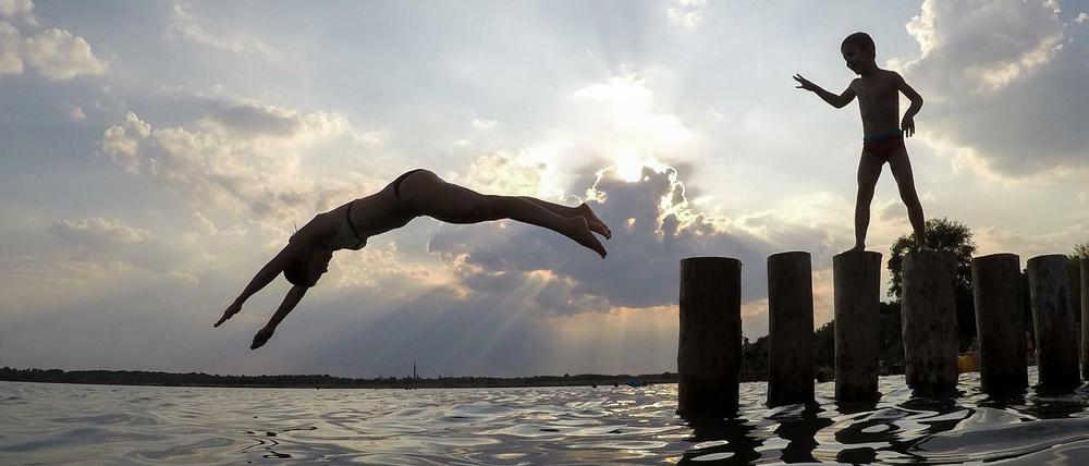Abkühlung bringt ein Sprung in den See.