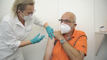 Ein Mann wird gegen das Coronavirus geimpft.