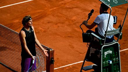 Alexander Zverev hadert mit sich und dem Schiedsrichter.