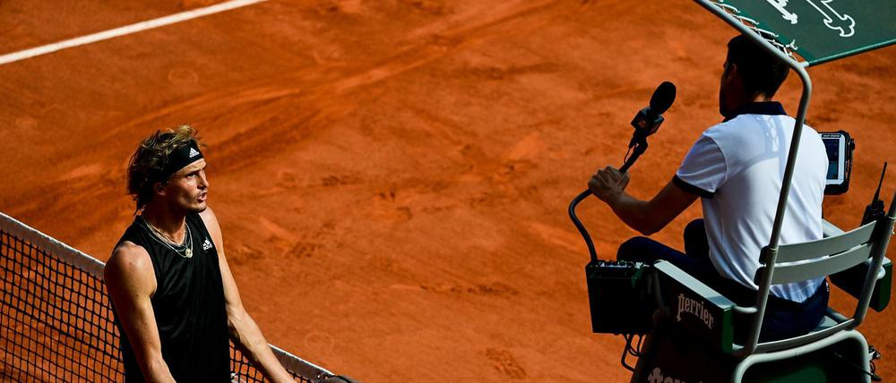 Alexander Zverev hadert mit sich und dem Schiedsrichter.