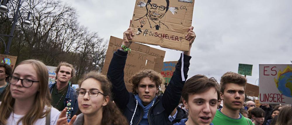 Von der Straße ins Parlament. Jakob Blasel (m. mit Schild) will einen höheren CO2-Preis im Grüne-Wahlprogramm verankern. 