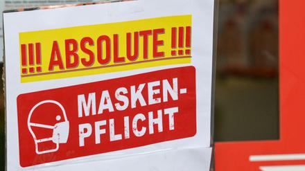 Schild am Eingang eines Geschäfts in Berlin (Archivbild vom Februar 2021)
