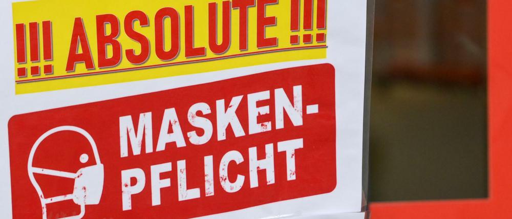 Schild am Eingang eines Geschäfts in Berlin (Archivbild vom Februar 2021)