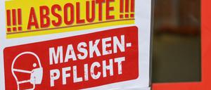Schild am Eingang eines Geschäfts in Berlin (Archivbild vom Februar 2021)