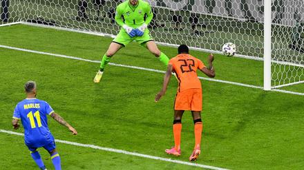 Denzel Dumfries vergibt in der ersten Hälfte die große Kopfballchance.