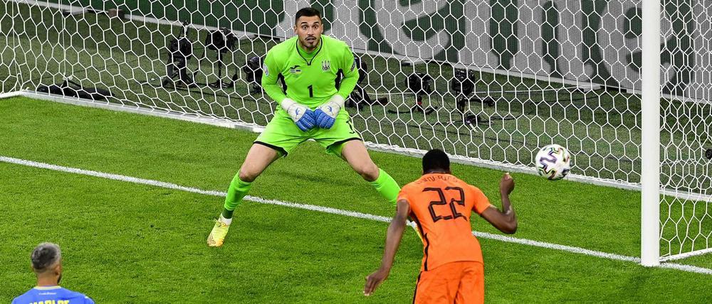 Denzel Dumfries vergibt in der ersten Hälfte die große Kopfballchance.