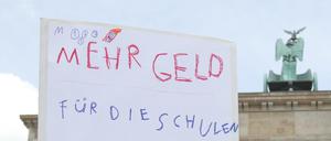 Es könnte alles so einfach sein: „Mehr Geld für die Schulen“ steht auf einem Protestplakat in Berlin.