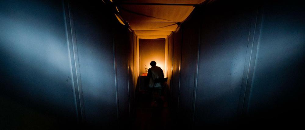 In einem Museum ist ein Raum installiert, in dem eine Depression nachempfunden werden soll.