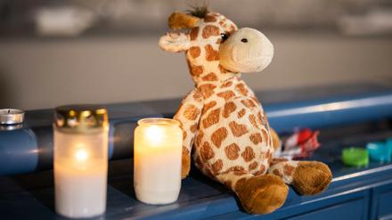 Eine Frau soll in Solingen ihre fünf Kinder umgebracht haben. Vor der Tatwohnung wurden Plüschtiere und Kerzen abgelegt.