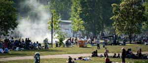 Nach monatelangem Lockdown zieht das warme Wetter die Berliner jetzt massenhaft in die Parks.