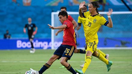 Spaniens Pedri (l) kämpft mit Schwedens Kristoffer Olsson um den Ball. 