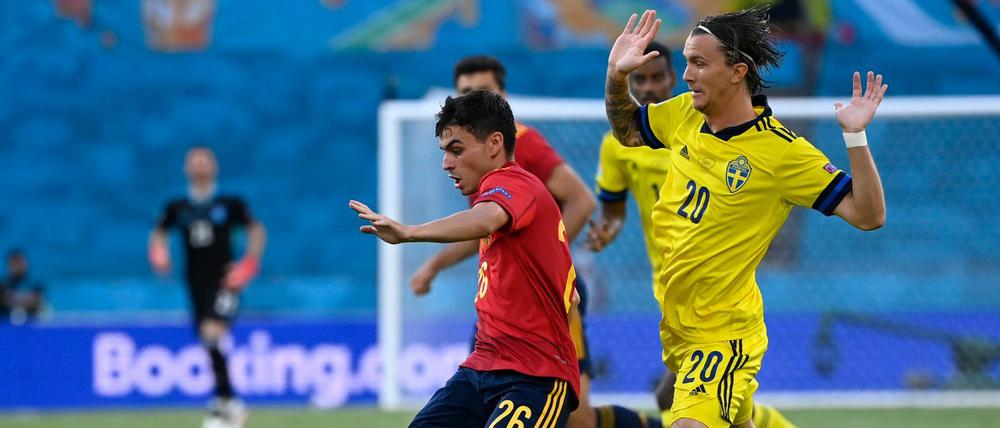 Spaniens Pedri (l) kämpft mit Schwedens Kristoffer Olsson um den Ball. 
