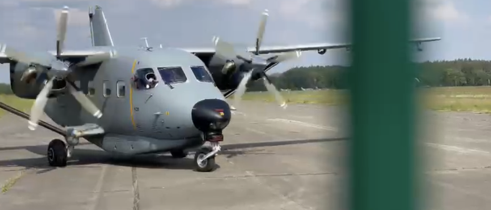 Transportmaschine der Bundeswehr landet auf dem eigentlich stillgelegten Berliner Flughafen Gatow.