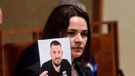 Die belarussische Oppositionsführerin Swetlana Tichanowskaja mit einem Foto ihres inhaftierten Mannes Sergej.