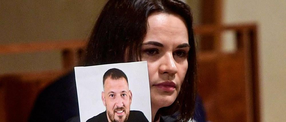 Die belarussische Oppositionsführerin Swetlana Tichanowskaja mit einem Foto ihres inhaftierten Mannes Sergej. 