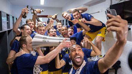 Selfie vom MVP. Jayson Granger (unten rechts) führte Alba am Sonntag zum zehnten Meistertitel und war auch bei der anschließenden Party ganz vorne dabei. 