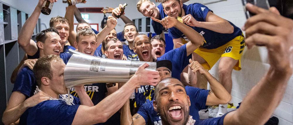 Selfie vom MVP. Jayson Granger (unten rechts) führte Alba am Sonntag zum zehnten Meistertitel und war auch bei der anschließenden Party ganz vorne dabei. 
