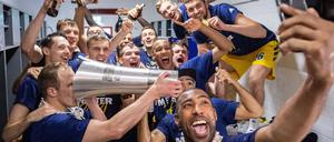 Selfie vom MVP. Jayson Granger (unten rechts) führte Alba am Sonntag zum zehnten Meistertitel und war auch bei der anschließenden Party ganz vorne dabei. 