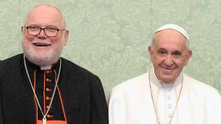 Papst Franziskus (rechts) steht bei einer Audienz in Deutschland neben Reinhard Marx (links) .
